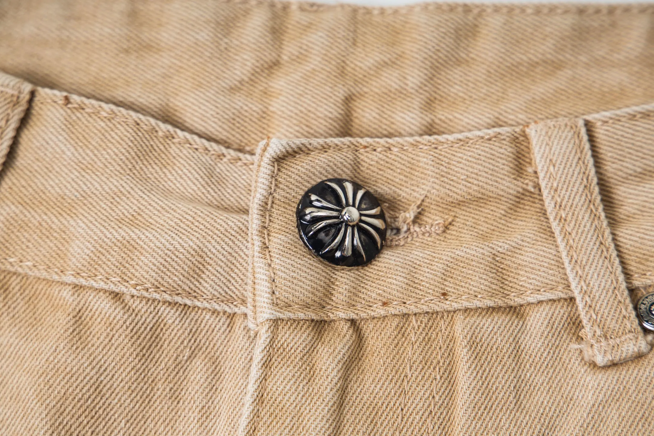 P240 Chrome Hearts 2025 New Miami Limited Couple Washed Jeans with Multiple Black Cross Leather Labels is a hot item this season and is sought after by countless celebrities and fashionistas. The neat details of the cutting process add color to the playful fashion! The neat and meticulous design, and the well-fitting structure is unique. The upper body not only has outstanding recognition, but also looks younger and younger. A style with the ultimate wearing meaning and performance, gorgeous color matching, and the craftsmanship of this style is also extremely extraordinary. After the finished product is washed, it is disassembled and hand-made with sheepskin cross leather and then spliced ​​together to complete. The whole piece has too many craftsmanship to describe. It is decorated with patchwork cross flowers and high-waisted washed jeans! ! Absolutely high-end luxury product, a god-level single product, a super popular product, made with top heavy industry, a magic weapon that cannot be missed in the street. Style number: 1866# Size: 28 30 32 34 Color: khaki pink khaki black